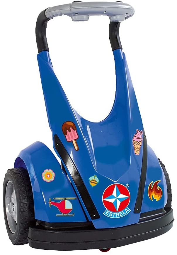 Um carrinho de duas rodas no estilo andador azul. H&aacute; alguns desenhos de sorvete e brinquedos adesivados
