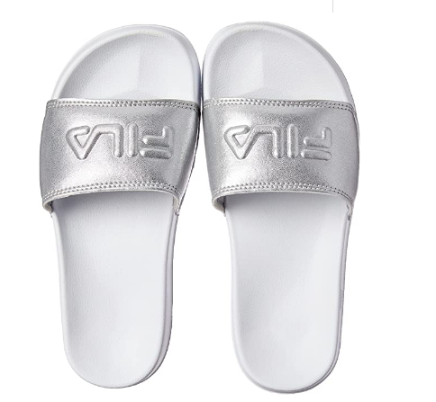 chinelo fila Um chinelo prateado da Fila