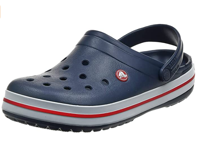 Um crocs azul com listras brancas e vermelhas