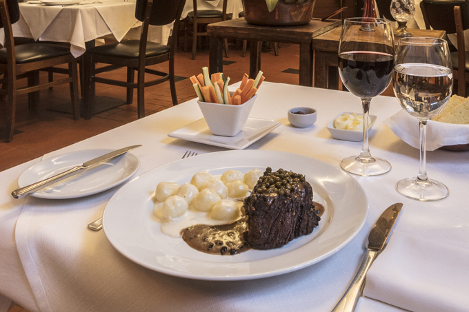 La Casserole Mesa montada com prato de filé ao molho ao lado de batatinhas com creme.