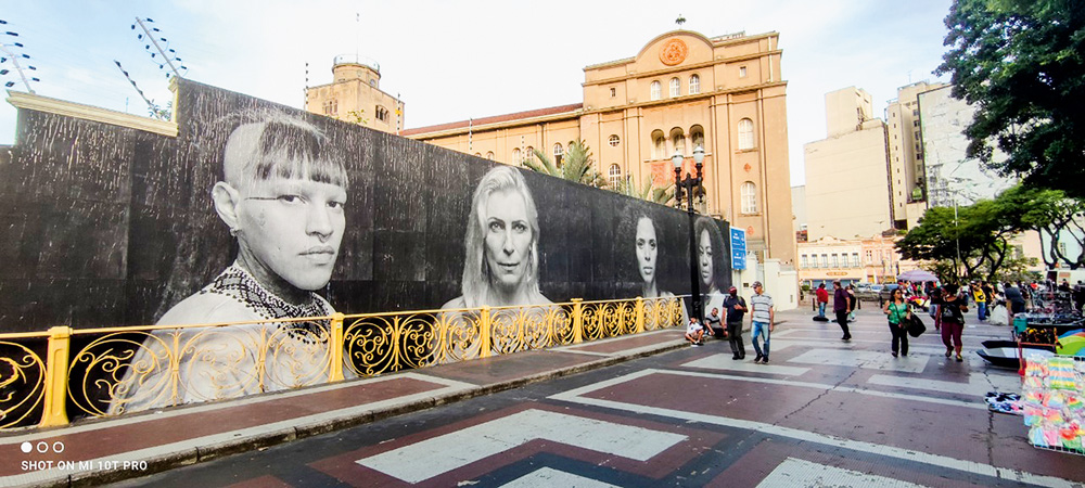 Lambe-lambe gigante homenageia ativistas de lutas indígena e LGBT