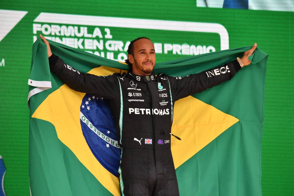 Lewis Hamilton quebra protocolo, atende fãs e é ovacionado no GP de SP