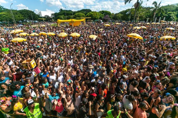 Da CPTM para a avenida: as histórias de mulheres que vivem o Carnaval em SP