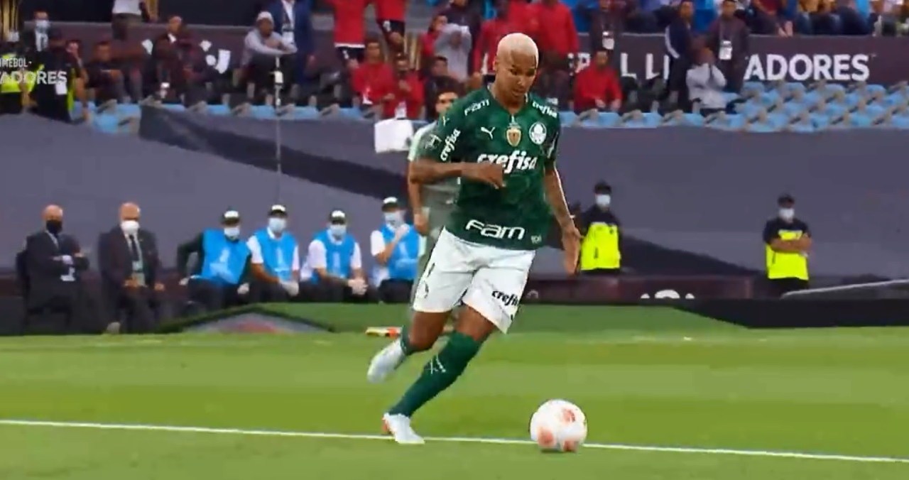 Jogador do Palmeiras com a bola no pé