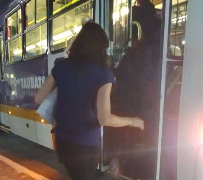 Suzane von Richthofen é vista usando transporte coletivo em Taubaté
