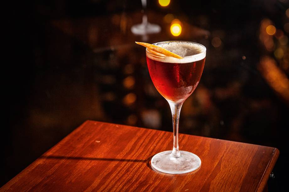 Torino: licor de flor de sabugueiro, amaro, vermute tinto e bitter de laranja