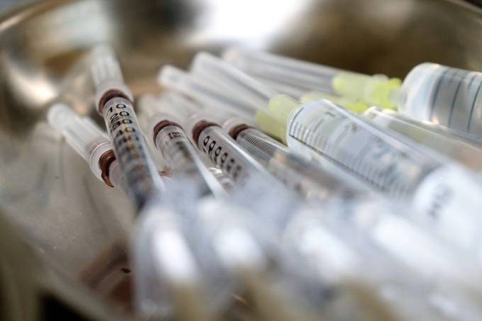 Saúde reduz intervalo para reforço e anuncia 4ª dose para imunossuprimidos