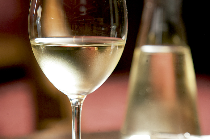 Taça com vinho branco