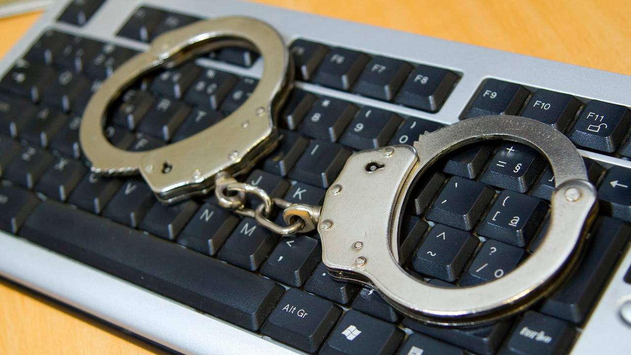 Algema em cima de teclado de computador