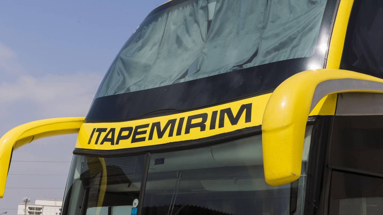 Porção superior de ônibus em que aparece o logo da Itapemirim.