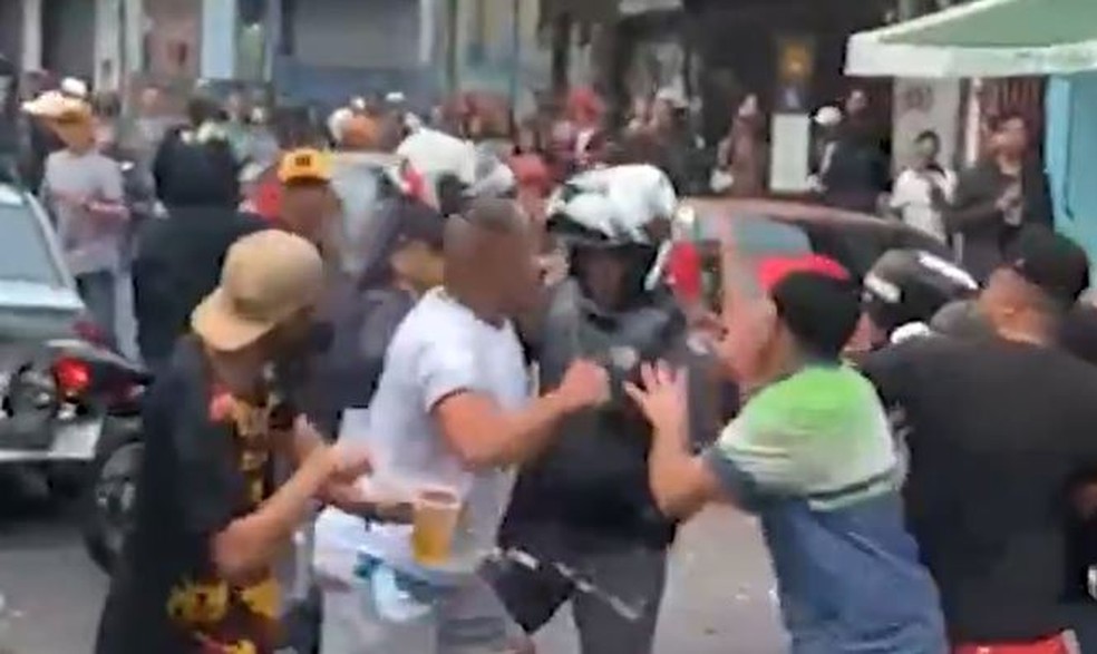 Briga entre PMs e frequentadores de baile funk na Brasilândia, Zona Norte de SP (Reprodução-Redes sociais) Briga entre PMs e frequentadores de baile funk na Brasilândia, Zona Norte de SP.