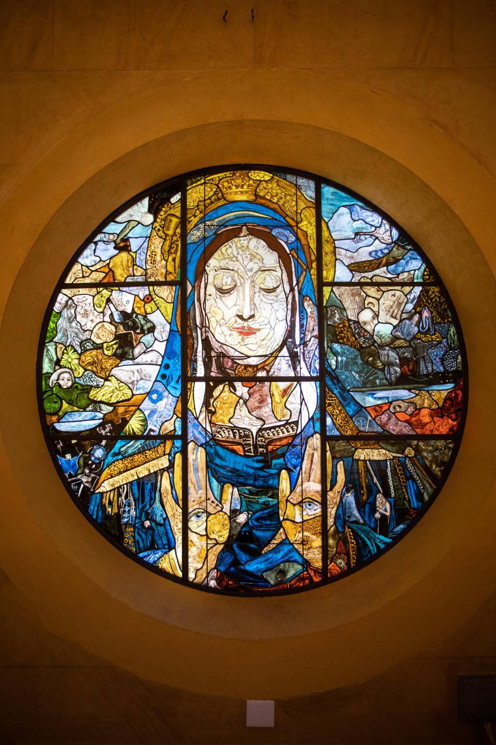 CIDADE MATARAZZO Foto mostra um vitral arredondado de uma igreja. Imagem é de Maria