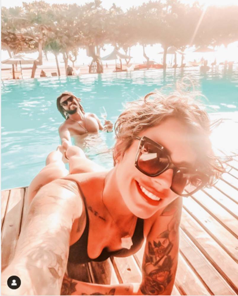 Casamento às Cegas 2.png Imagem mostra casal na piscina.