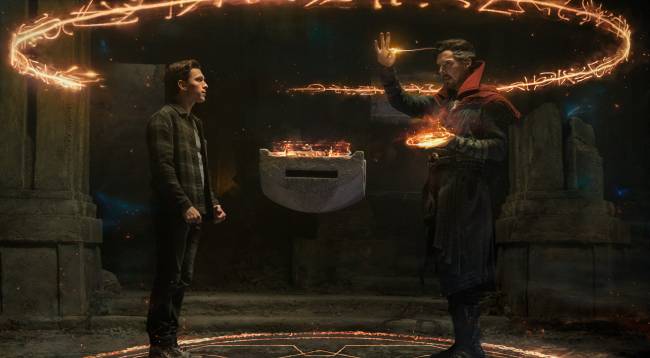 Homem-Aranha: Sem Volta Para Casa Em uma masmorra, Peter Parker e Doutor Estranho fazem um feitiço juntos