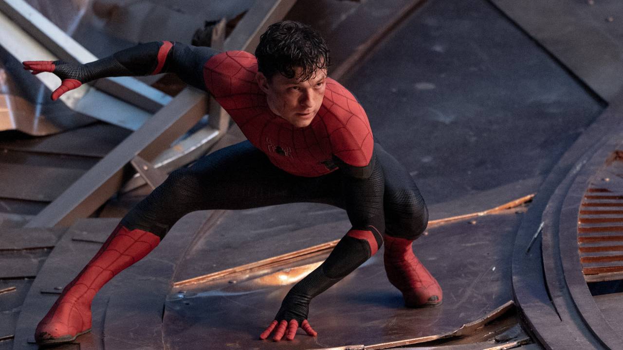 Tom Holland vestido de Homem-Aranha em posição de ataque