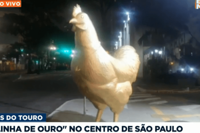 Bicho novo: galinha de ouro é instalada no centro de São Paulo