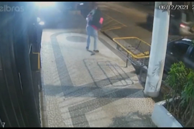 Por celular, homem é atacado com mata-leão por bandido em Higienópolis