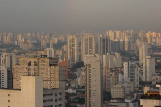 Imagem mostra horizonte de prédios sob céu nublado