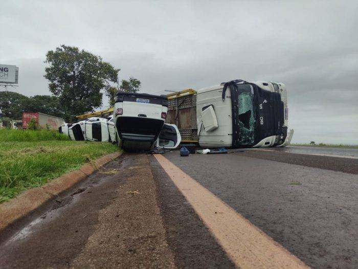 Caminhão-cegonha com 11 carros tomba na Anhanguera