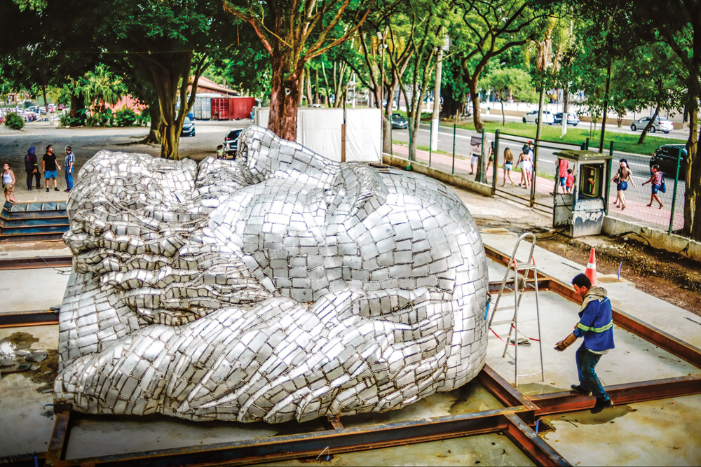 Foto mostra a cabeça da estátua de Apóstolo Paulo. Ela é prateada, feita em materiais metálicos. A peça se encontra deitada no chão.