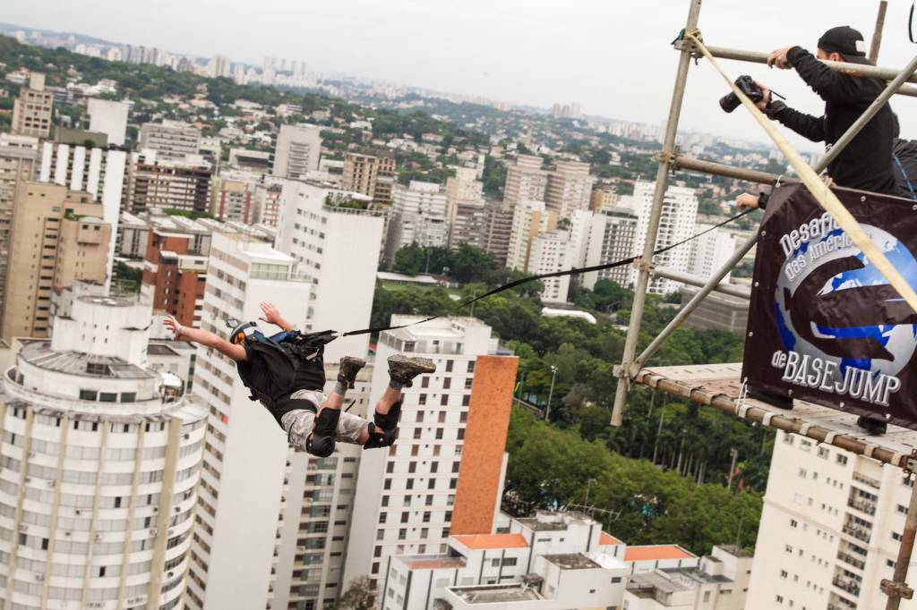 Atletas saltam de paraquedas do Edifício Martinelli durante Virada Esportiva