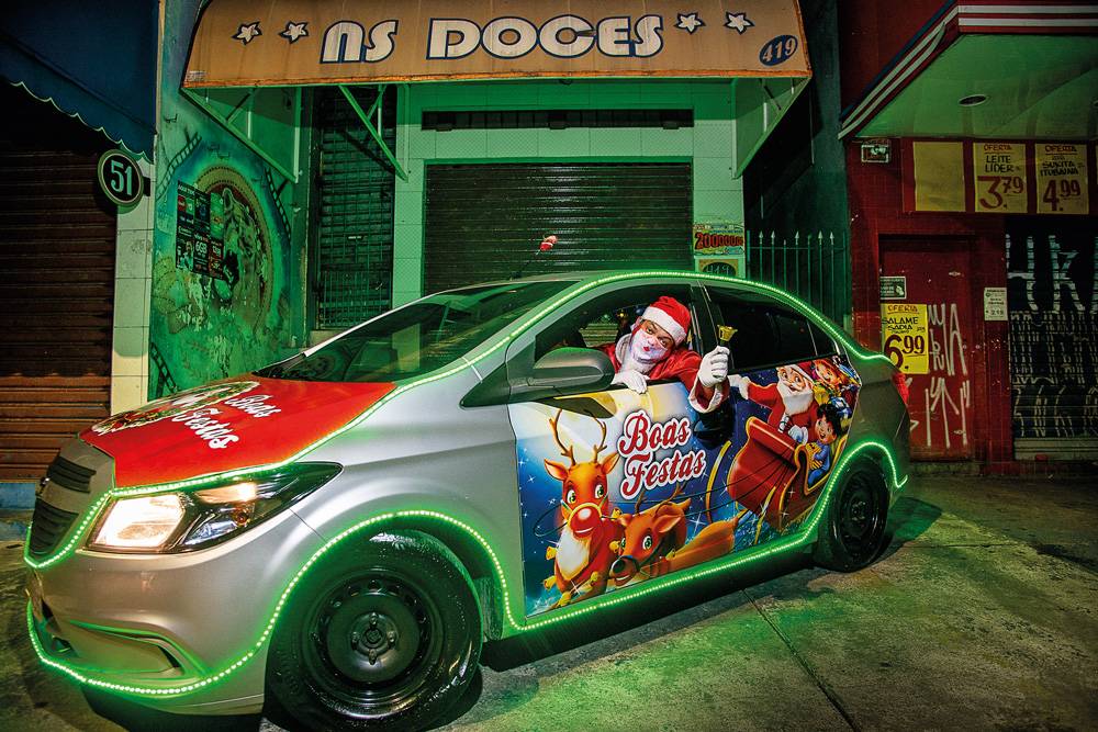 Motorista de aplicativo customiza carro e se veste de Papai Noel