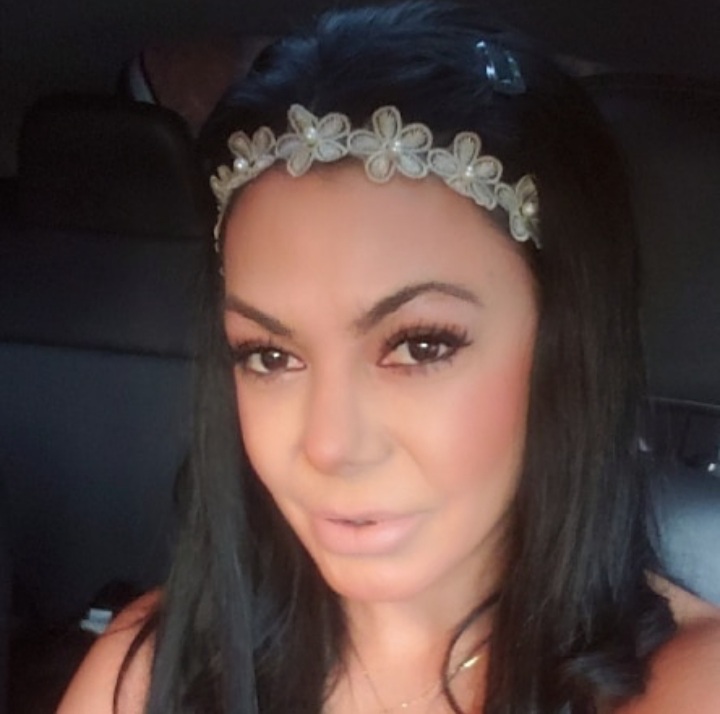 Imagem mostra mulher de cabelo preto e tiara branca olhando para câmera.