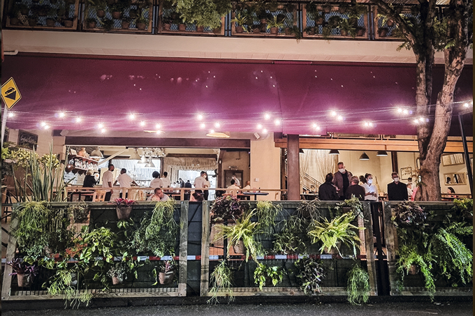 Fachada do bar Jacaré Grill.