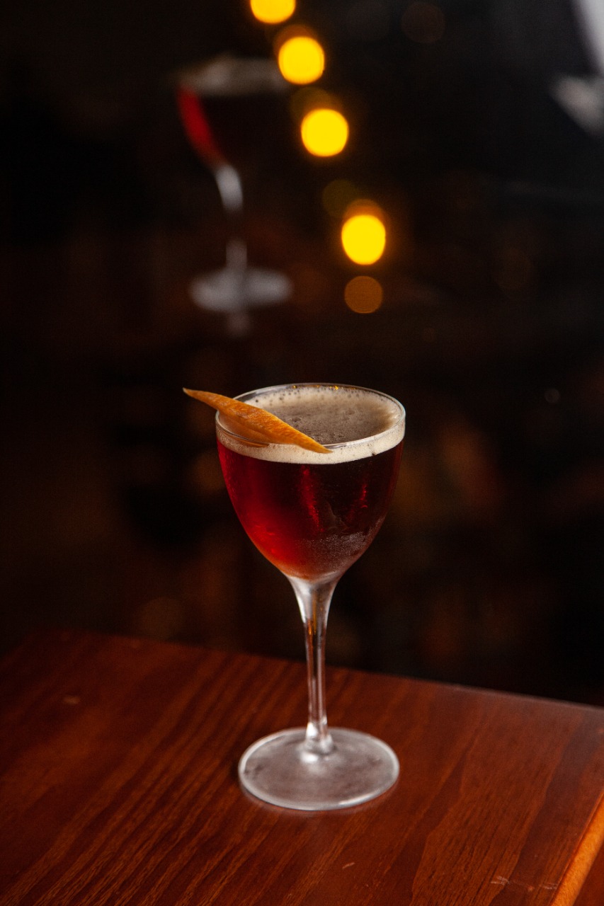 Montagem com dez fotos de diferentes bares.