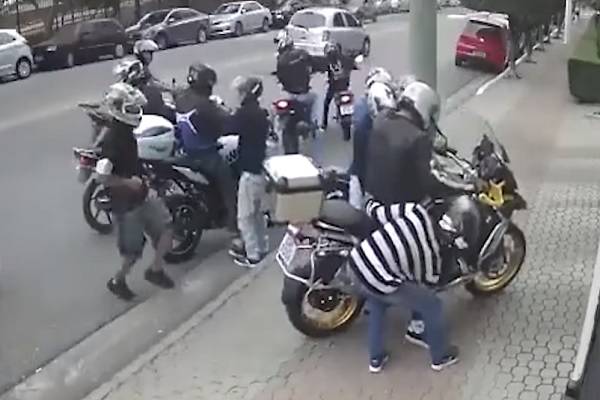 Motoqueiros cercam vítimas e fazem arrastão na capital paulista