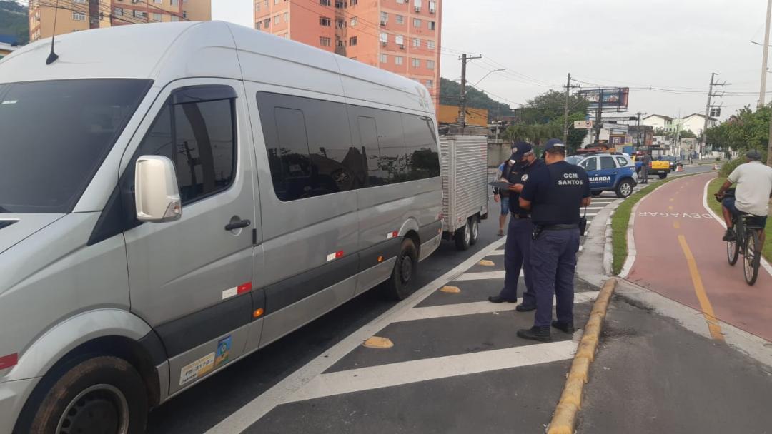 policial abordando motorista de van de turismo em Santos, no litoral paulista