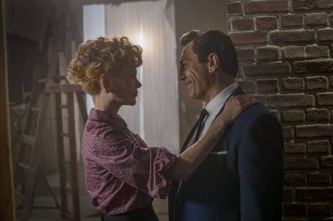 being the ricardos – credito amazon prime video.jpg Imagem mostra uma mulher de vestido rosa com os braços sobre os ombros de um homem de terno.