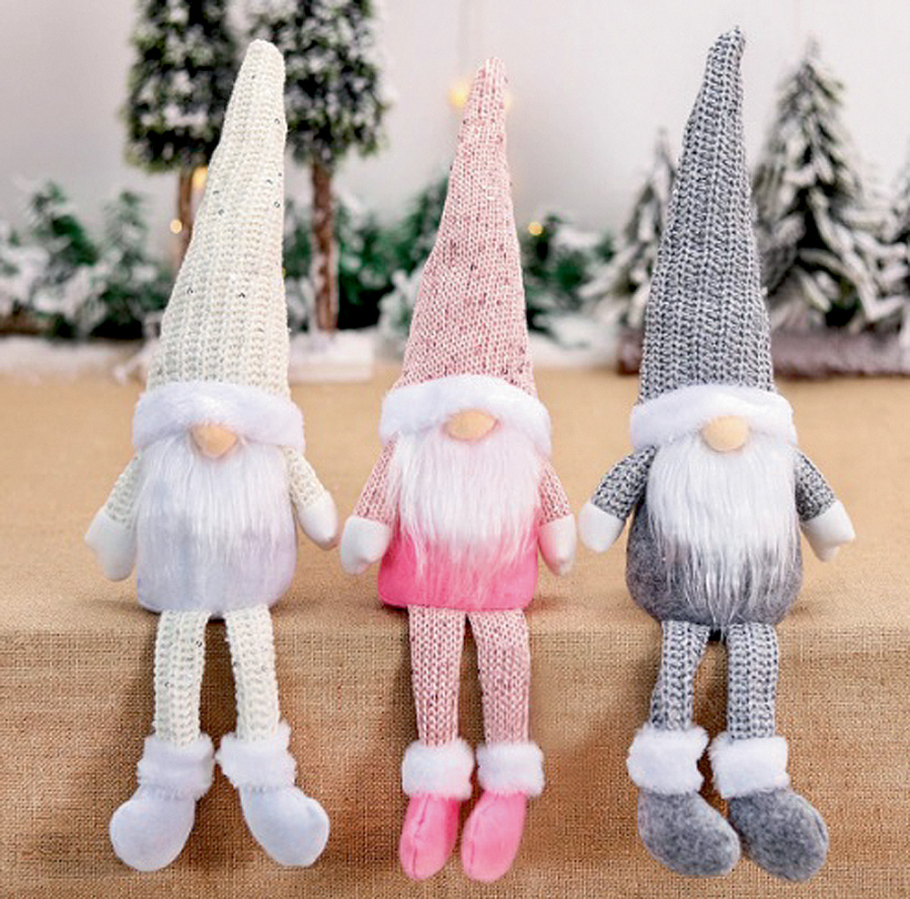 gnomo.jpg Foto mostra três gnomos de pelúcia sentados