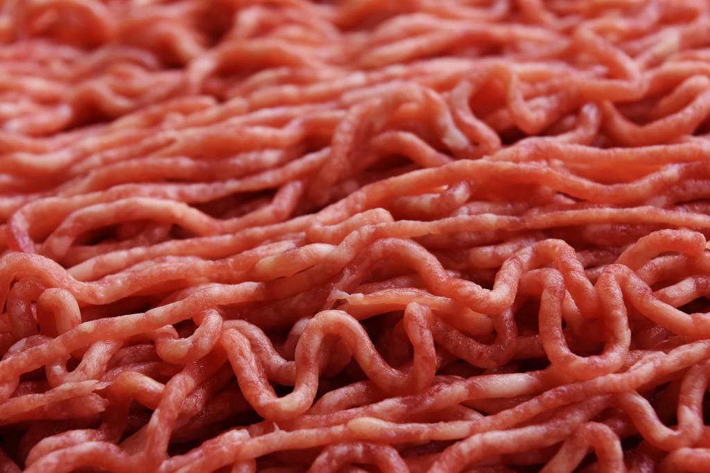 Mais uma unidade do Extra é acusada de reembalar carne vencida