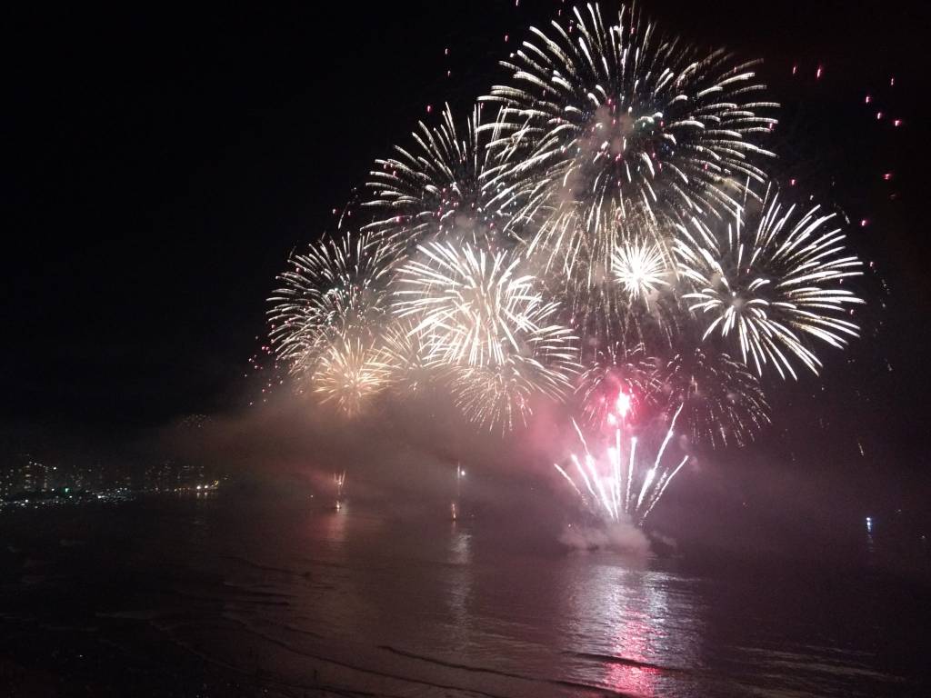 Veja quais cidades do litoral paulista terão queima de fogos