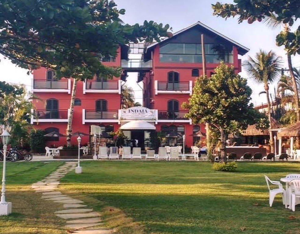 Hóspede joga copo de leite quente em rosto de funcionária de hotel