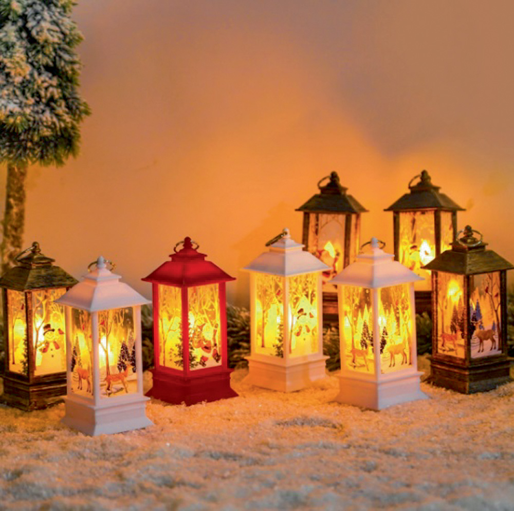 lanterninhas.jpg Vários lampiões com luminárias internas em um chão com neve artificial