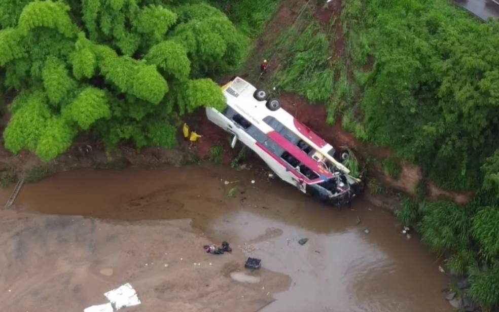 Ônibus que saiu de SP cai em barranco e cinco pessoas morrem