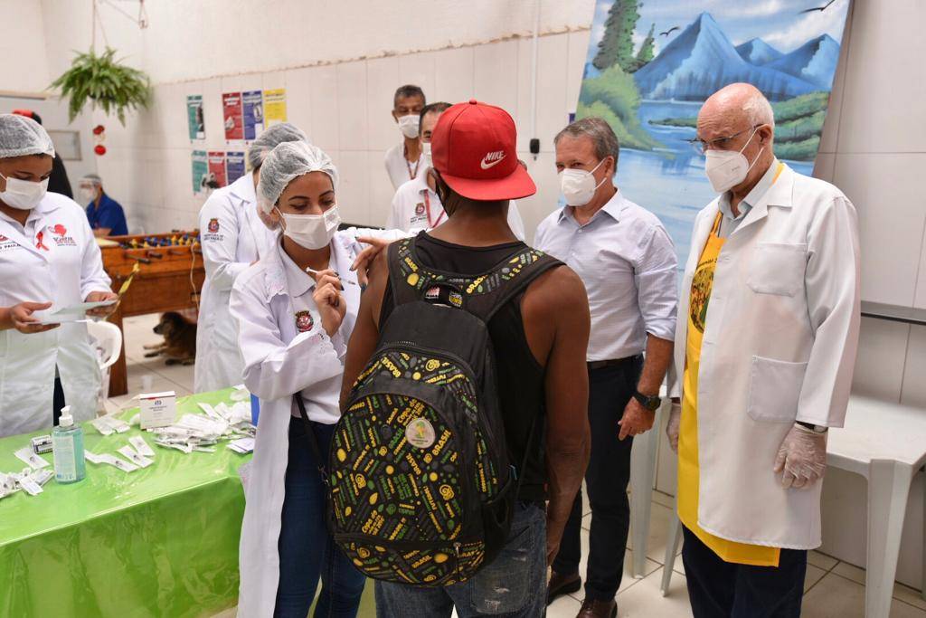 São Paulo faz força-tarefa para aplicar 2ª dose em população de rua
