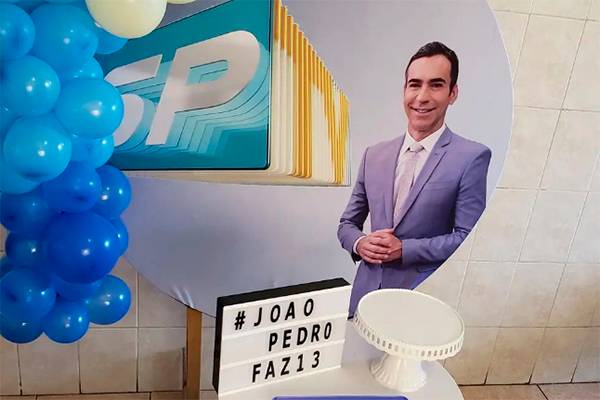 Garoto faz festa de aniversário com tema ‘César Tralli’