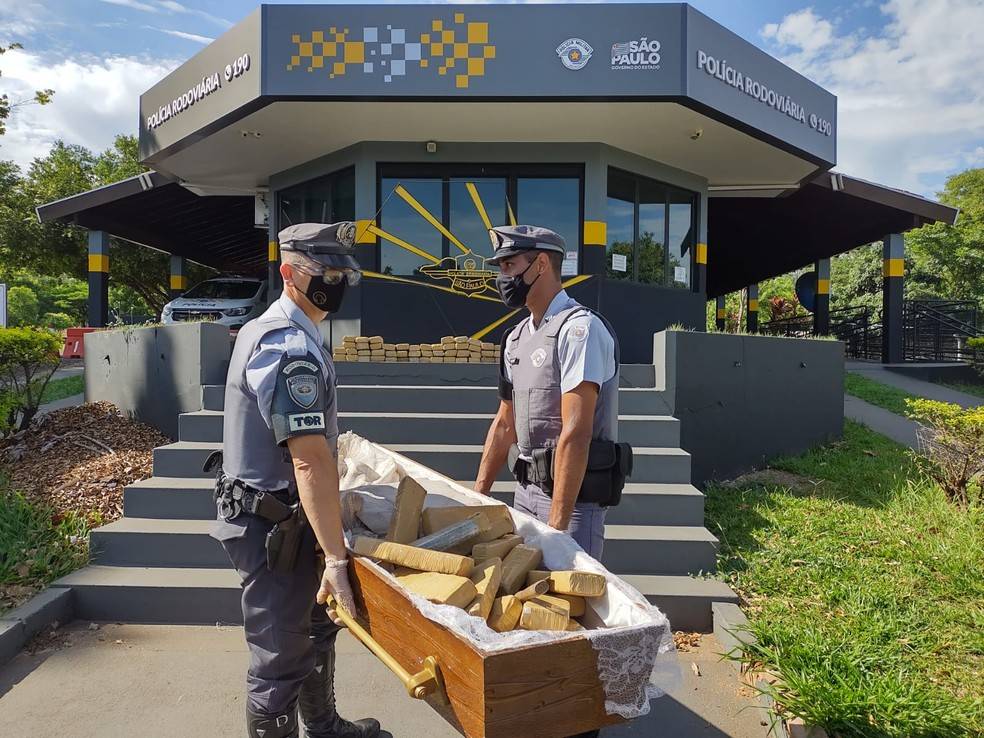 Polícia apreende droga escondida em caixão em SP