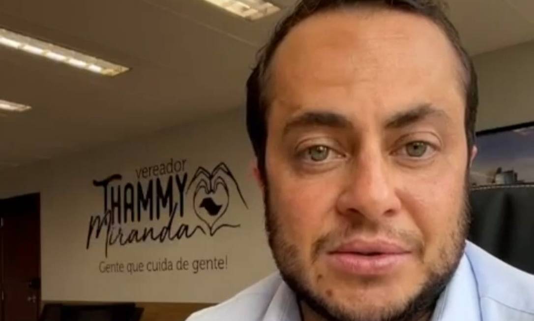 Thammy Miranda aparece em vídeo anunciando sua saída do partido. Ele veste uma camisa branca.