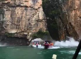 Rochas se desprendem de cânion e atingem barcos em Capitólio (MG)