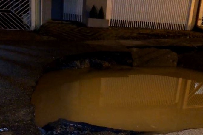 poça de água no meio da rua após rompimento de adutora