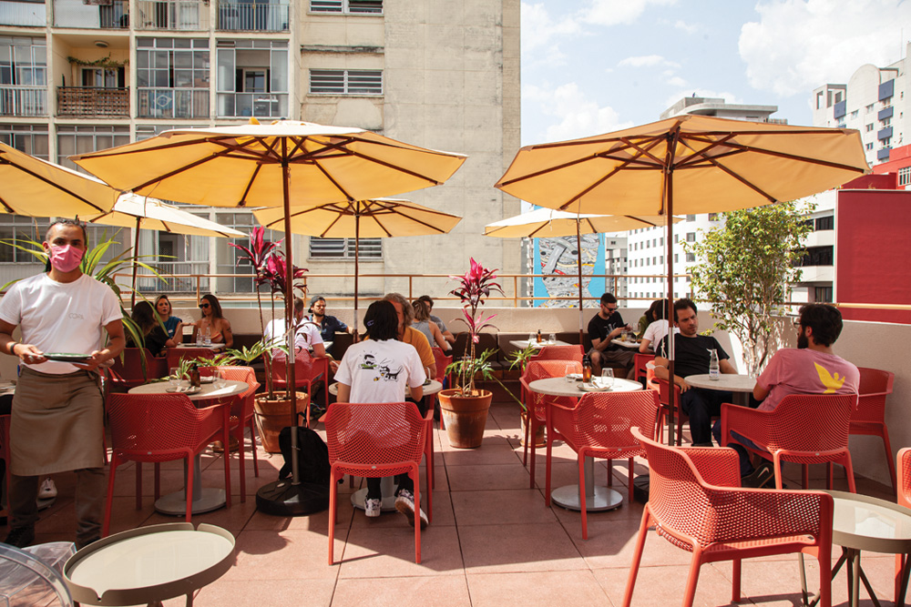 Com vista para o Minhocão, Cora serve receitas de Pablo Inca. Leia a crítica