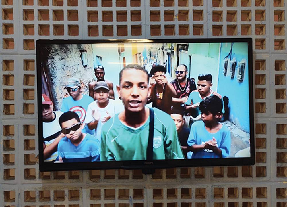 Frame do clipe "Desigualdade".