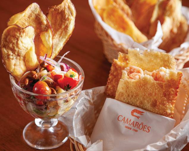 Ceviche vegano de caju: caju marinado em azeite, suco de limão e leite de coco com castanha-de-caju, cebola-roxa, pimentão, tomate-cereja e coentro Ceviche vegano de caju: caju marinado em azeite, suco de limão e leite de coco com castanha-de-caju, cebola-roxa, pimentão, tomate-cereja e coentro