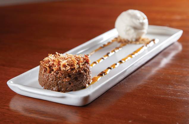 Cocada queimada de forno: sobremesa acompanha sorvete de tapioca e calda de maracujá Cocada queimada de forno: sobremesa acompanha sorvete de tapioca e calda de maracujá