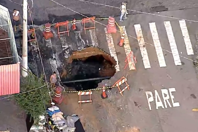 Chuva abre cratera no Ipiranga; vídeo mostra carros boiando na Zona Leste