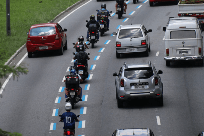 Prefeitura ressuscita Faixa Azul só para motos na 23 de maio; faz sentido?